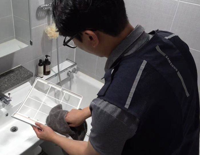 에어컨 필터 청소하는 모습